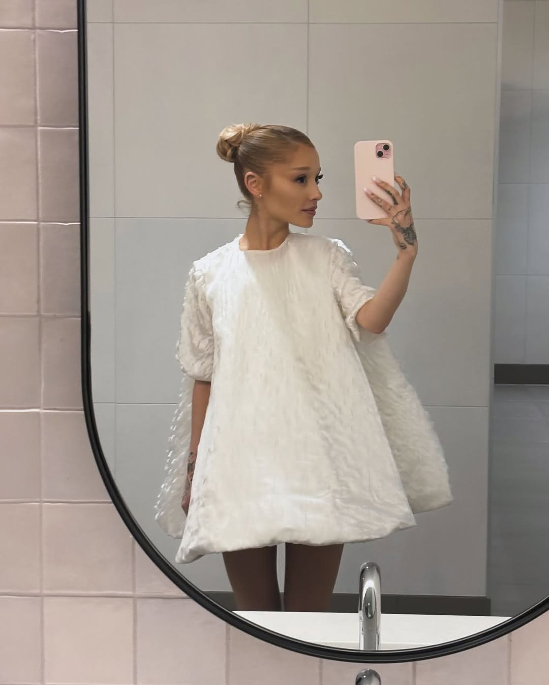 ariana grande mirror selfie